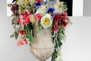 Laurent Pernot, Still Life, 2018 Fleurs artificielles, résine, neigne et gèle artificiel, vernis, 98 x 70 x 70 cm